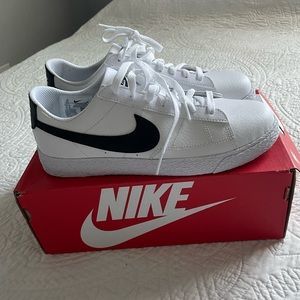 Blazer sneaker never worn. Youth Kids size 7y,